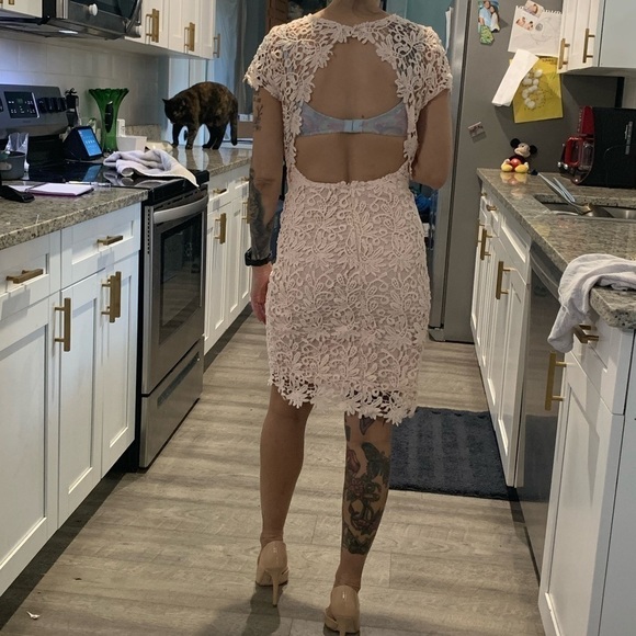 Lulu’s lace overlay  peach dress size small open back - Picture 10 of 11